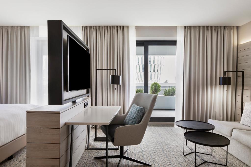 TV a/nebo společenská místnost v ubytování Courtyard by Marriott Batumi