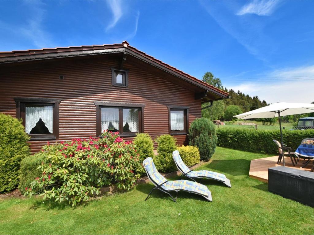 AltenfeldにあるGorgeous holiday home in Altenfeld Thuringiaの庭に椅子が2脚ある家