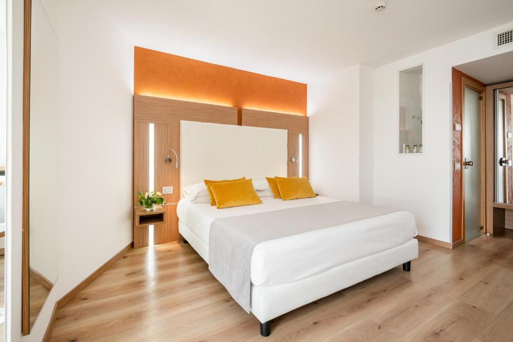 Postel nebo postele na pokoji v ubytování Kriss Internazionale Hotel