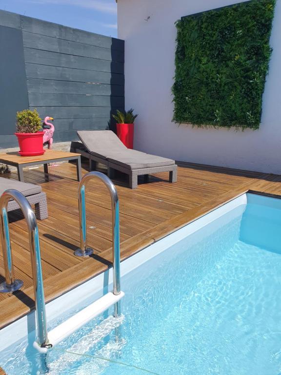 普蘭·德·庫奎斯的住宿－The Love Room Marseille，一个带木甲板的游泳池和一个游泳池