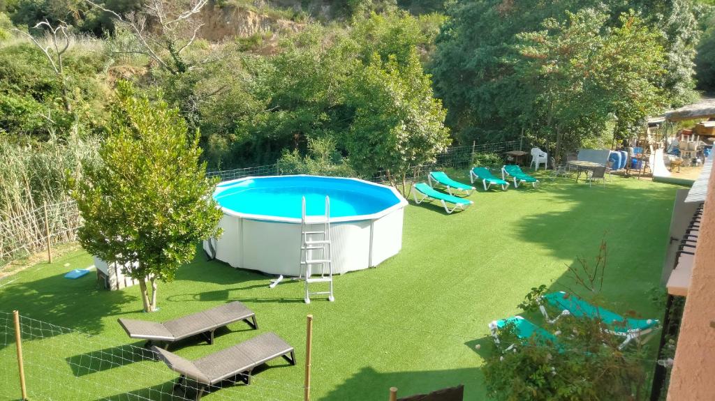 托德拉的住宿－Rural Sant Llop，后院的游泳池形象