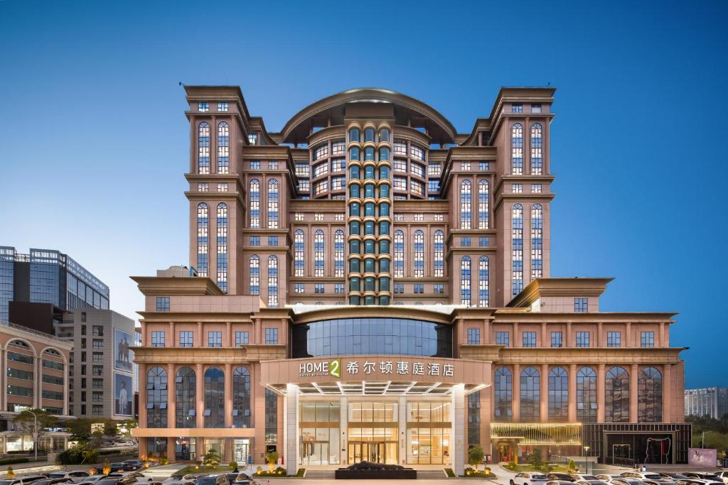 una rappresentazione di un grande edificio con auto parcheggiate in un parcheggio di Home2 Suites By Hilton Shenzhen Dalang a Shenzhen