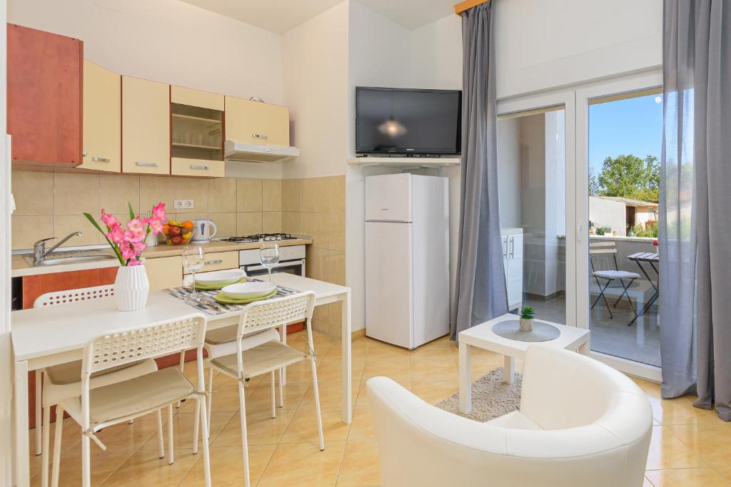 Kuchyň nebo kuchyňský kout v ubytování Apartmani Vita, Ližnjan - apartman 2