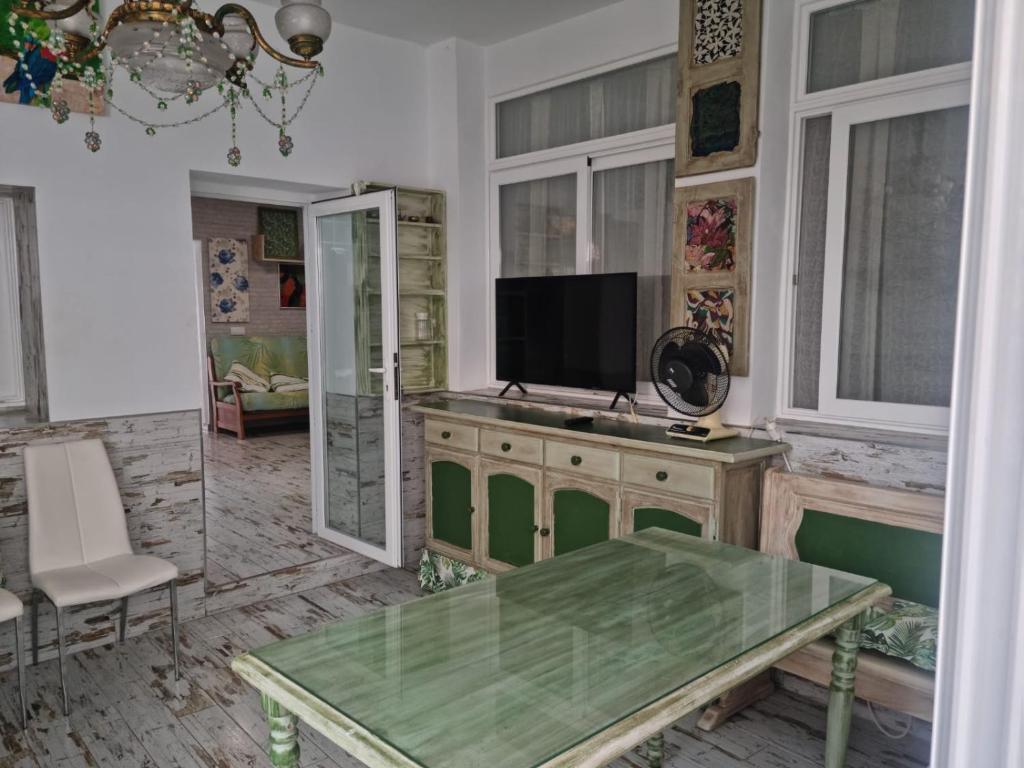 een woonkamer met een televisie en een tafel bij PLANTA BAJA-BENICARLO in Benicarló