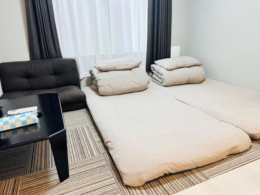 - un lit et une chaise dans une chambre dans l'établissement Marvelous Koiwa - Vacation STAY 44643v, à Tokyo