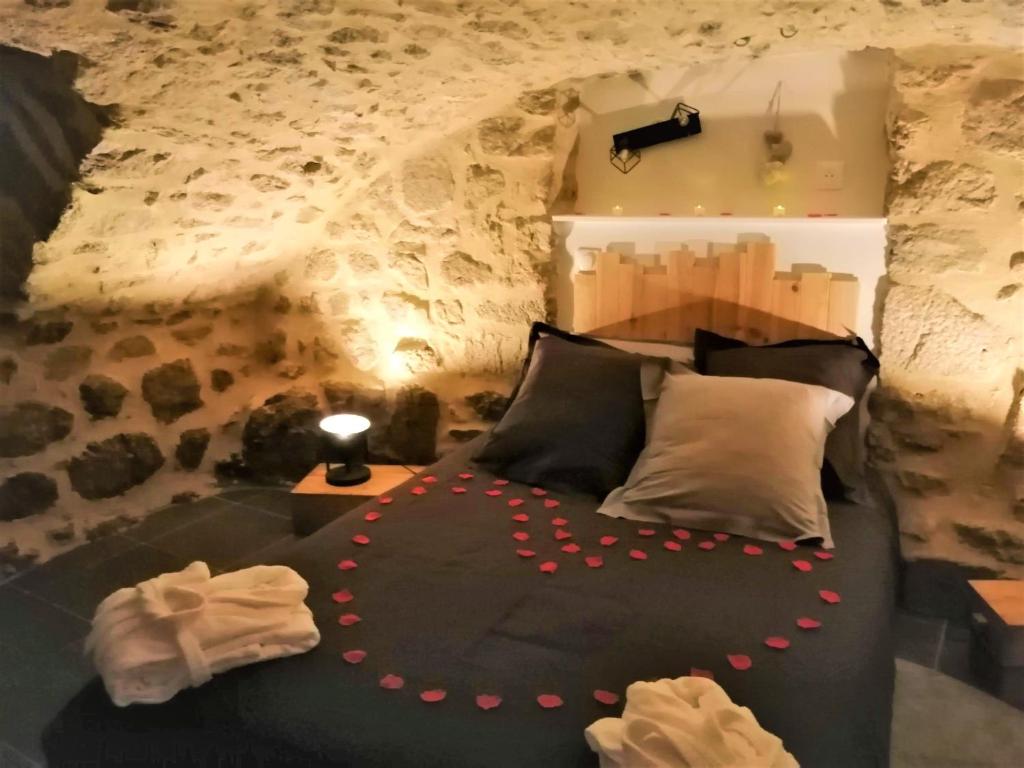 een slaapkamer met een bed met rode stippen erop bij Gite romantique de la Ferme du Pral in Saint-Victor