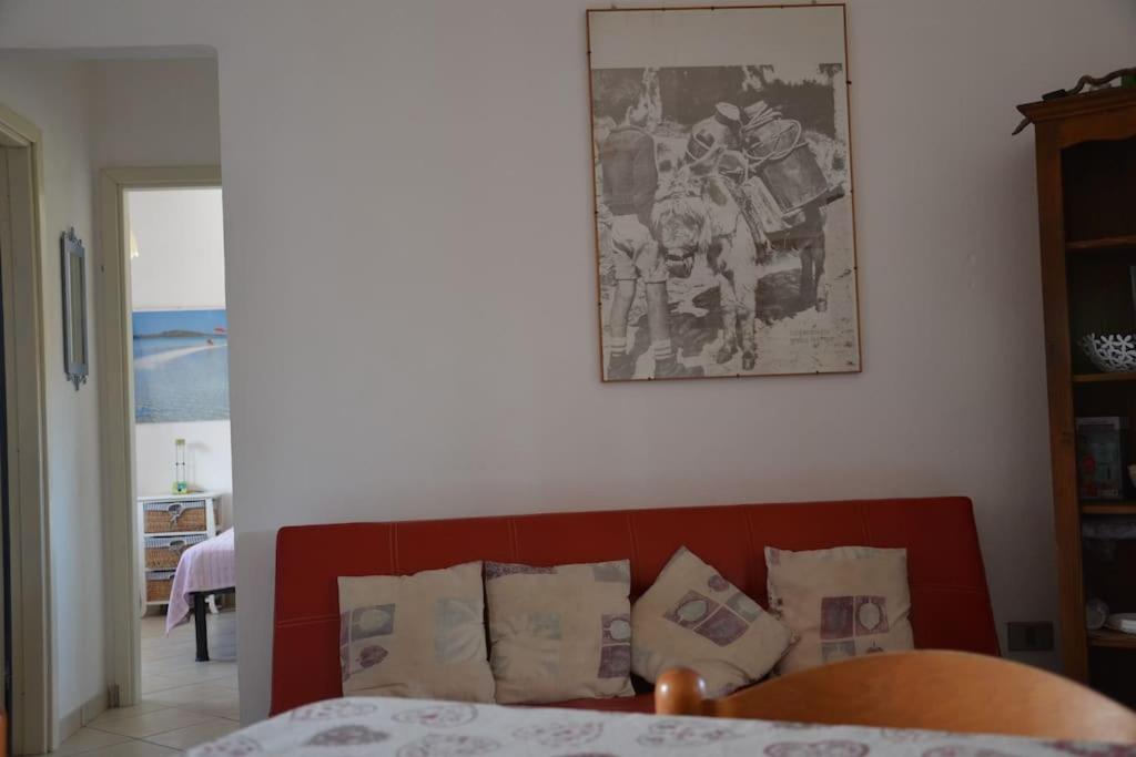 um quarto com uma cama e uma fotografia na parede em Via degli Asfodeli - FPO-ASF03 em Porto Ottiolu