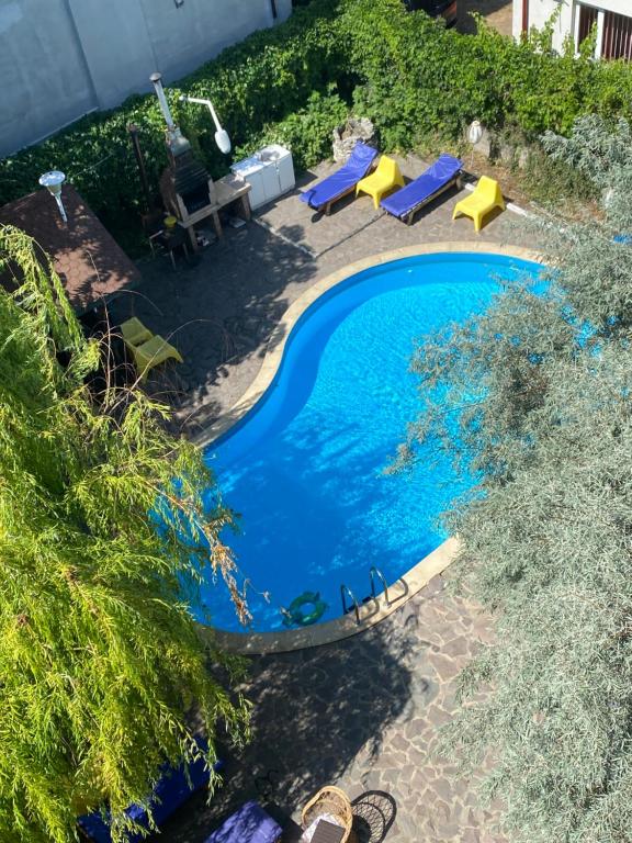 an overhead view of a swimming pool in a yard at Apartament Roxi Costinesti in Costinesti