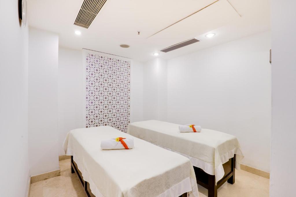 Postel nebo postele na pokoji v ubytování Lemon Tree Premier 1, Gurugram