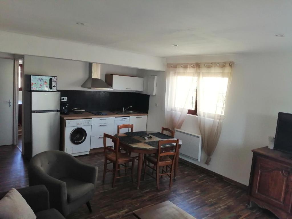 une cuisine et une salle à manger avec une table et des chaises dans l'établissement Villa portiragnes, à Portiragnes