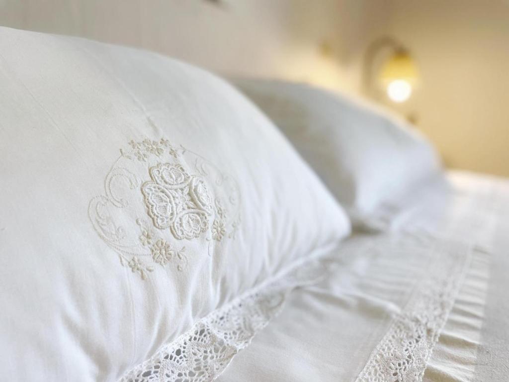 almohada blanca sobre la cama en Villa Simonetta, en Castellina Marittima