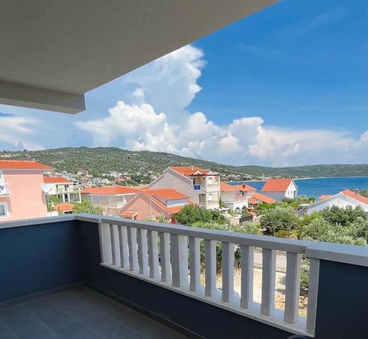 balcón con vistas al océano y a los edificios en Family apartment Sevid, en Sevid