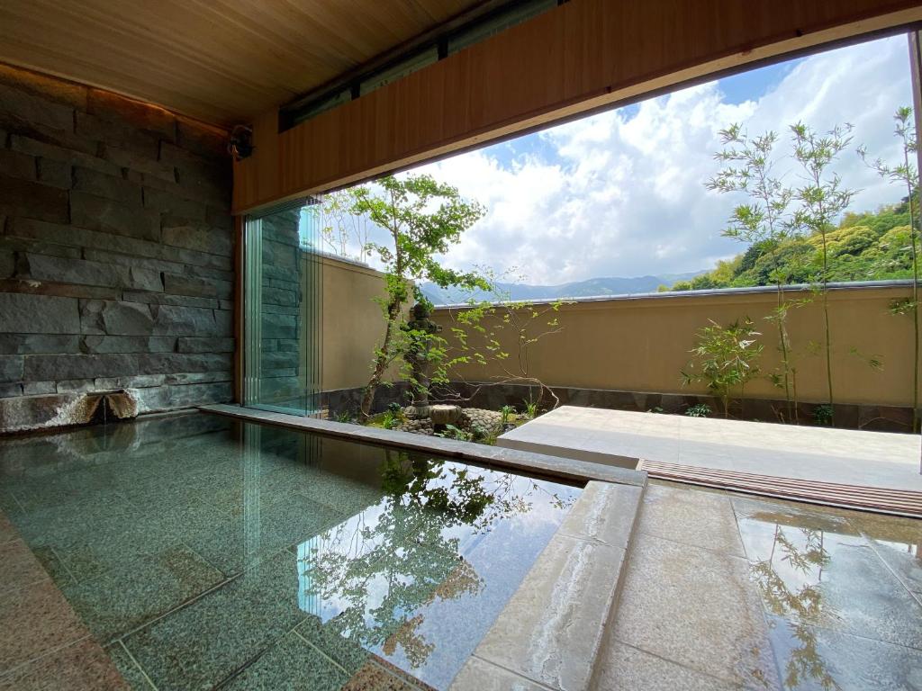 Bazén v ubytování Kaiseki Ryokan Ashikari nebo v jeho okolí