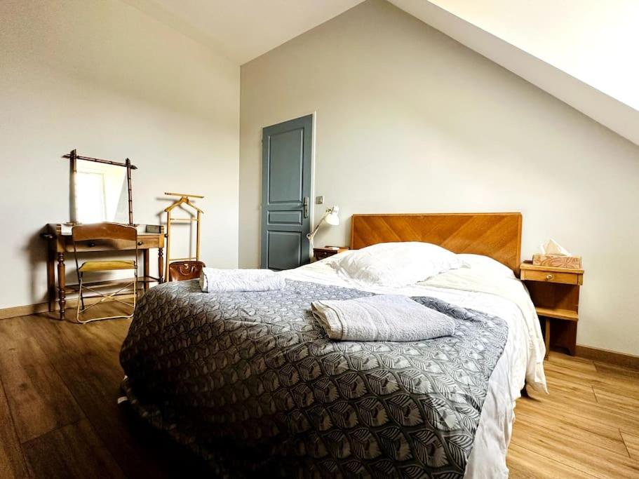 Een bed of bedden in een kamer bij La Cour Verte : Chaleureuse grange réhabilitée