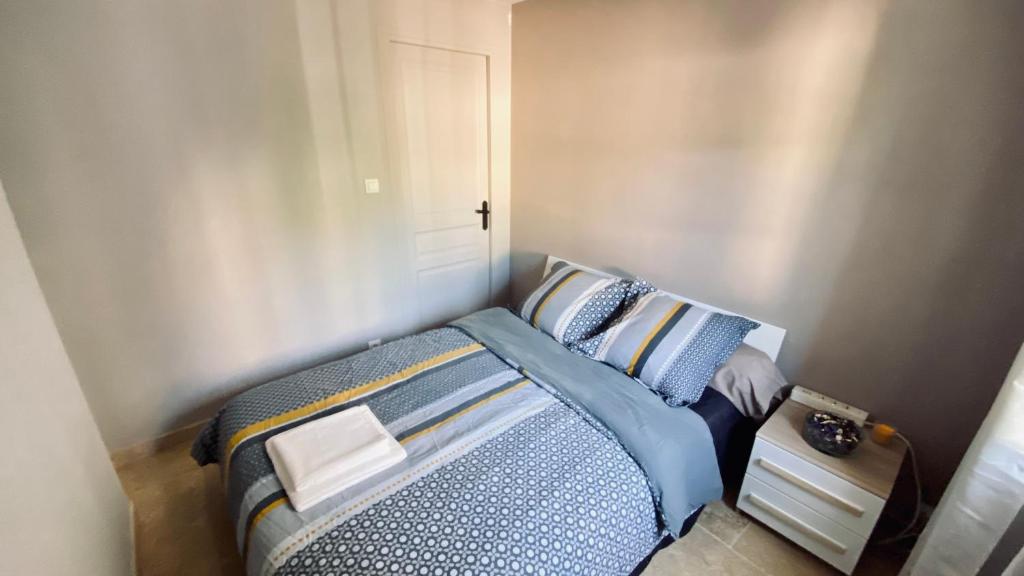 - une chambre avec un lit et une table de nuit dans l'établissement Appartement T2 - Saint-Blaise - Moderne, à Bollène