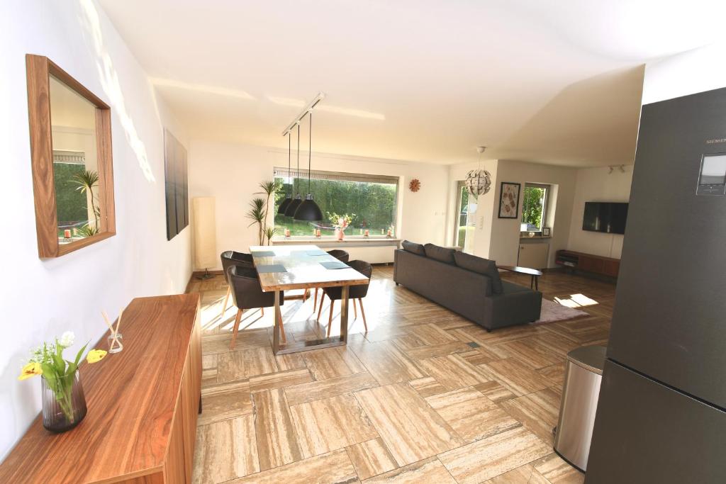 Posezení v ubytování Moderne, herzliche und große Ferienwohnung mitten im Naturpark