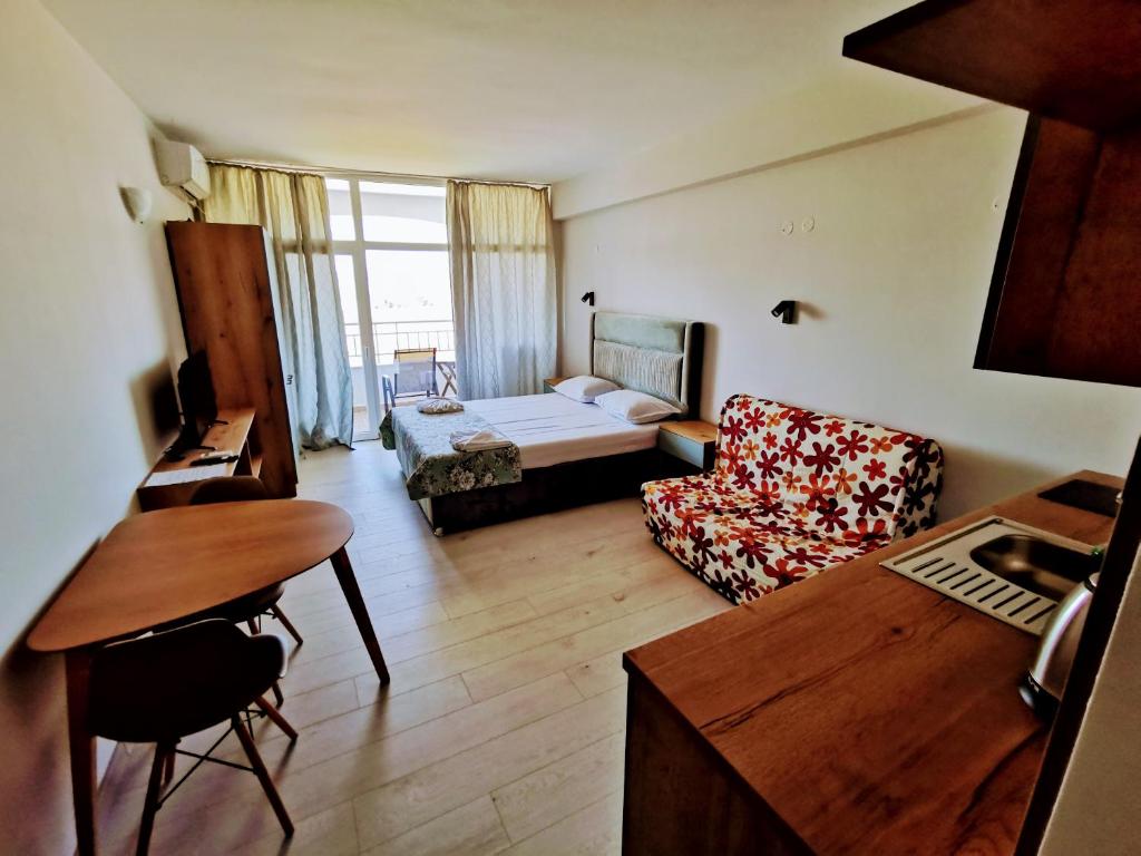 sala de estar con cama y sofá en Privately owned Studios Bora Bora, en Nesebar