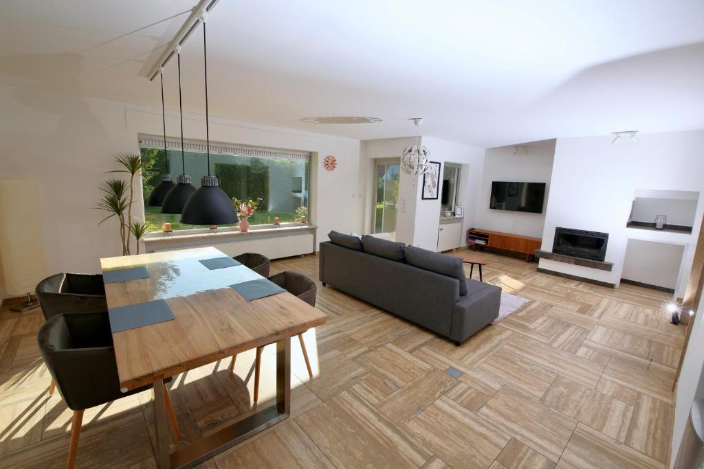 TV a/nebo společenská místnost v ubytování Moderne, herzliche und große Ferienwohnung mitten im Naturpark