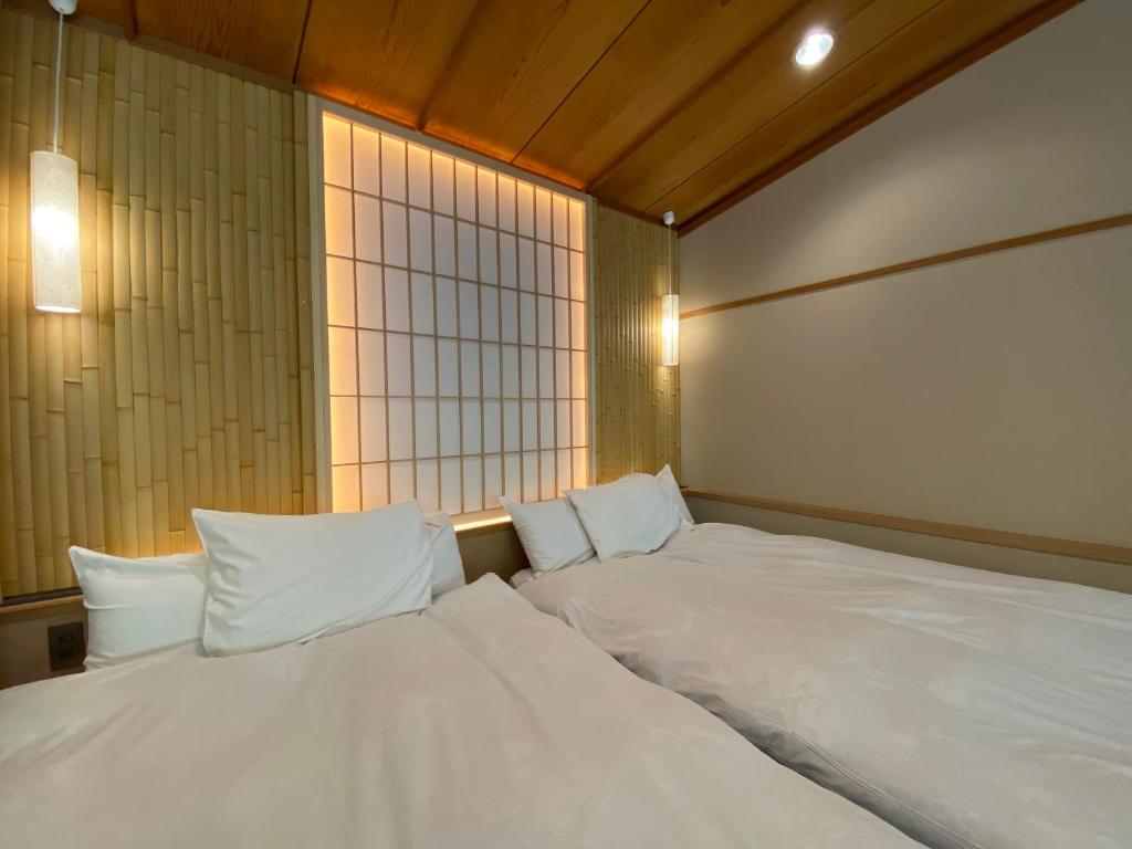 Postel nebo postele na pokoji v ubytování Kaiseki Ryokan Ashikari