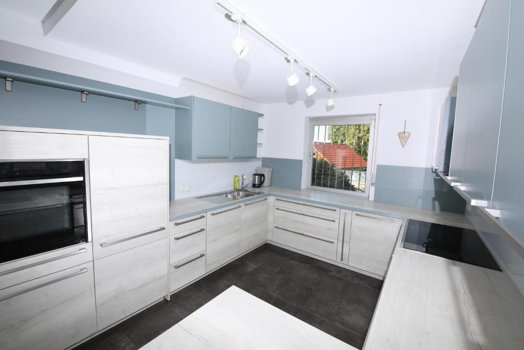 Kuchyň nebo kuchyňský kout v ubytování Moderne, herzliche und große Ferienwohnung mitten im Naturpark