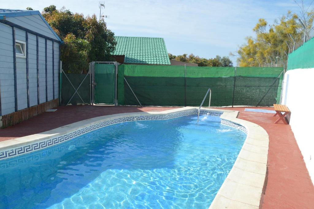 Bazén v ubytovaní Bungalow con piscina cerca de la playa de Torre del Mar Ideal familias alebo v jeho blízkosti