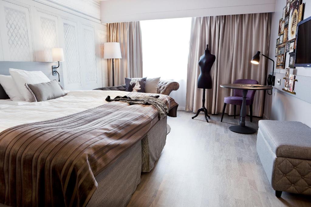 
Family Room (2 Adults + 1 Child)
