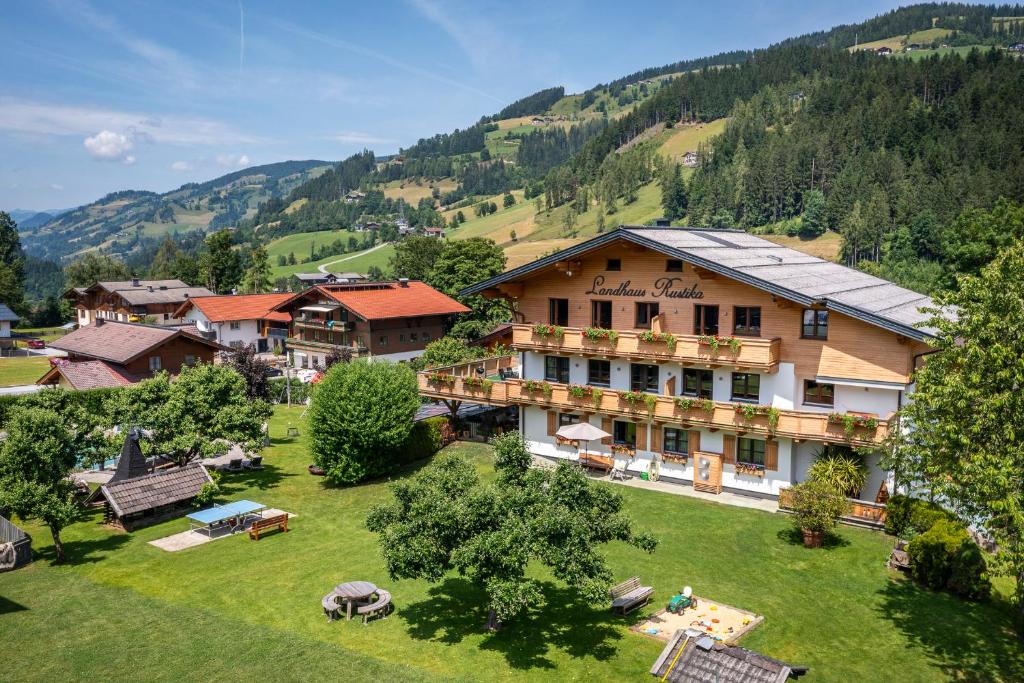 une image d'un hôtel dans les montagnes dans l'établissement Landhaus Rustika, à Wagrain