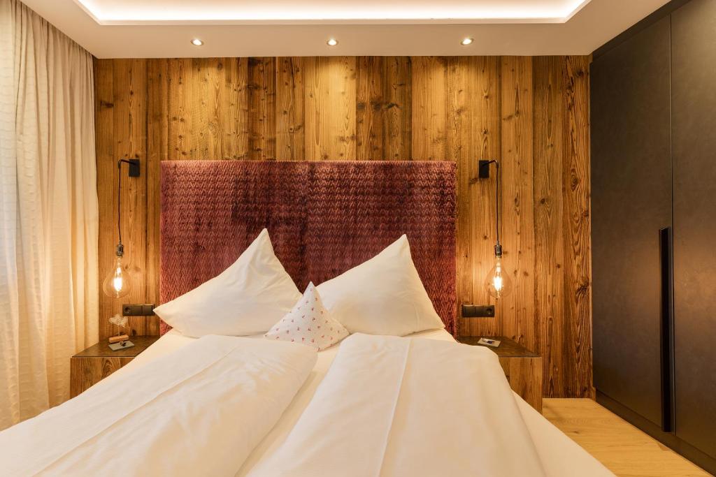 Postel nebo postele na pokoji v ubytování Hotel Garni Jagdhof