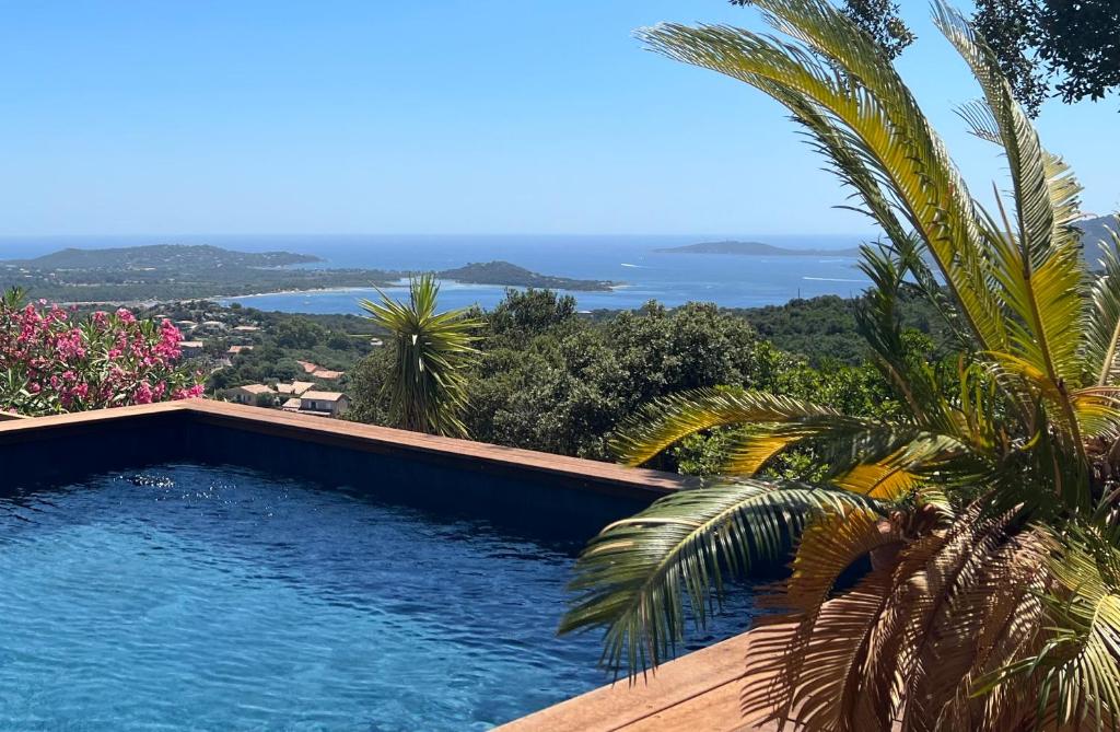Utsikt mot bassenget på Magnifique villa avec piscine, splendide vue mer. eller i nærheten