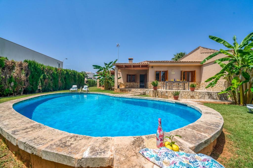 una piscina frente a una casa en Rosas 28 en Sa Coma