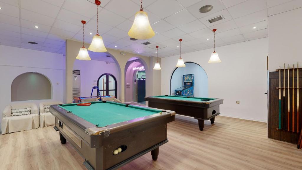 Biliár nebo kulečník v ubytování Acrotel Athena Residence