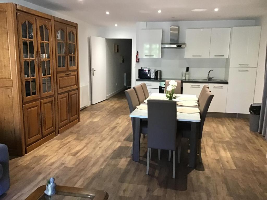 a kitchen and dining room with a table and chairs at Magnifique T4 avec terrasse à Saint-Nectaire - 8 pers in Saint-Nectaire