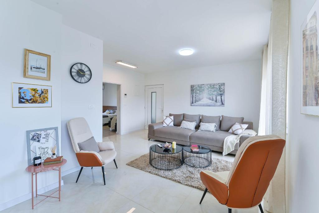 CROWONDER Borik Apartment near the Sea with 2 balcony, garden and BBQ, Zadar Updated 2023 Prices