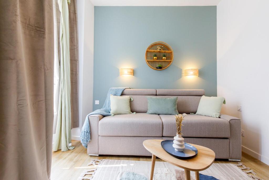 uma sala de estar com um sofá e uma mesa em Centre studio plage et festival em Cannes