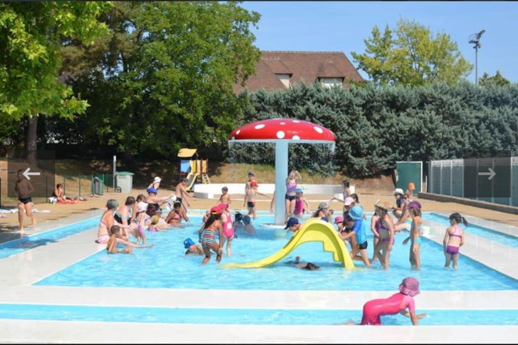 un groupe de personnes jouant dans une piscine dans l'établissement À 5 min de Moulins maison de ville, à Yzeure