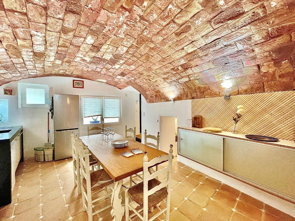 Kuchyňa alebo kuchynka v ubytovaní Casa Joan Badosa Roses - Immo Barneda