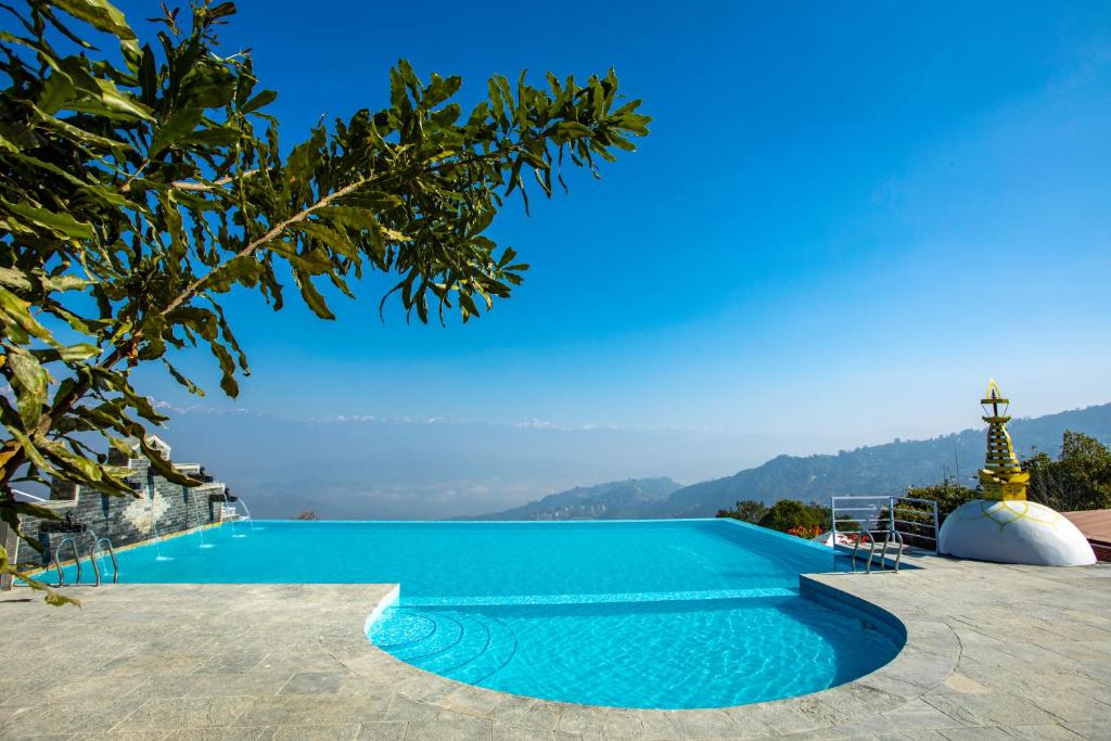 einen Pool mit Bergblick in der Unterkunft Dhulikhel Lodge Resort in Dhulikhel