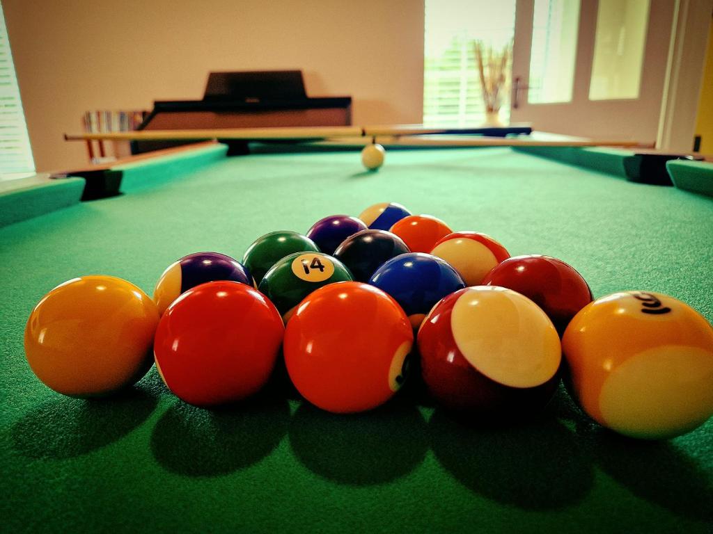 eine Gruppe von Spielbällen auf einem Billardtisch in der Unterkunft Lewis Gethin House, Newly renovated cottage sleeps 9, close to bike park wales in Merthyr Tydfil