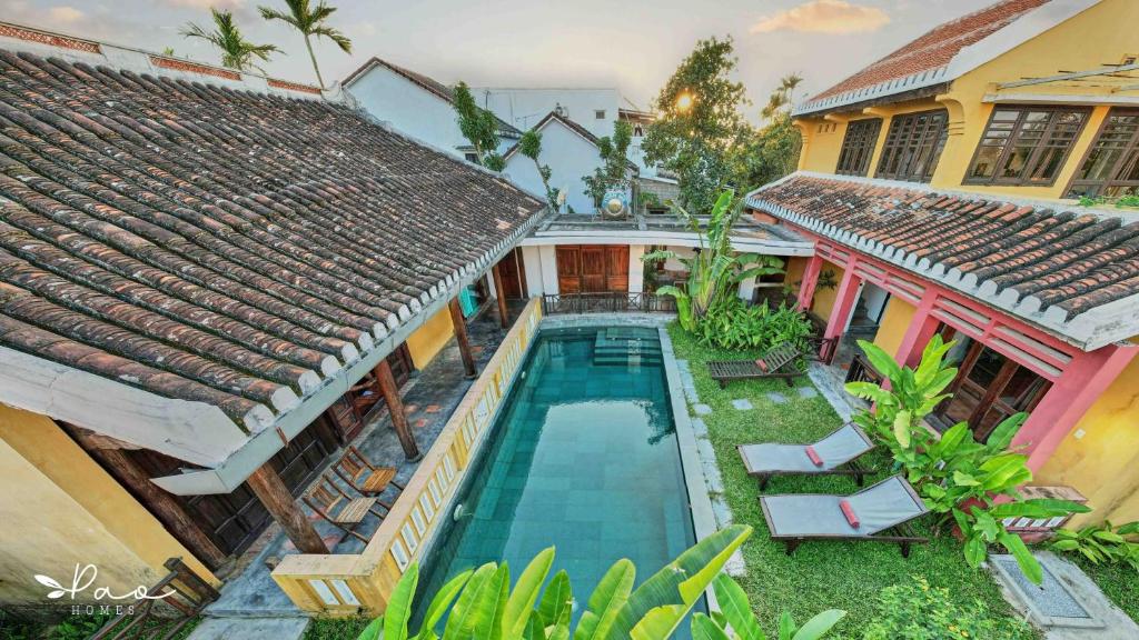 uma vista aérea de uma casa com piscina em Pao Homes - An Hai Villa, Family-Friendly Villa with Pool em Hoi An