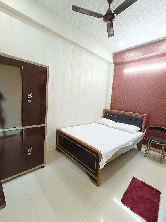 Postel nebo postele na pokoji v ubytování Hotel Saraswati Palace