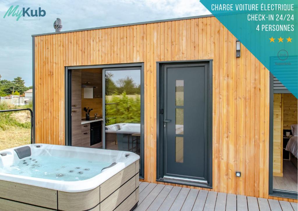 uma casa com uma banheira de hidromassagem num deque em Le Laponya - Chalet climatisé avec SPA & Borne de recharge em Bressols