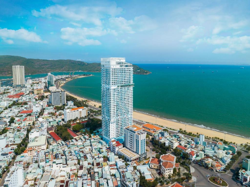 una vista aérea de una playa y un edificio alto en TMS Beachfront Quy Nhon Apartment en Quy Nhon