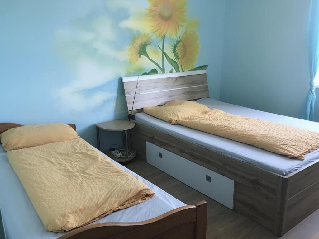 um quarto com duas camas e um quadro na parede em Asia wok gasthof em Ybbs an der Donau