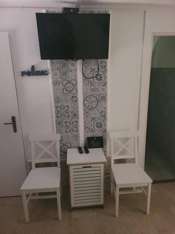 Televízia a/alebo spoločenská miestnosť v ubytovaní Ambiente