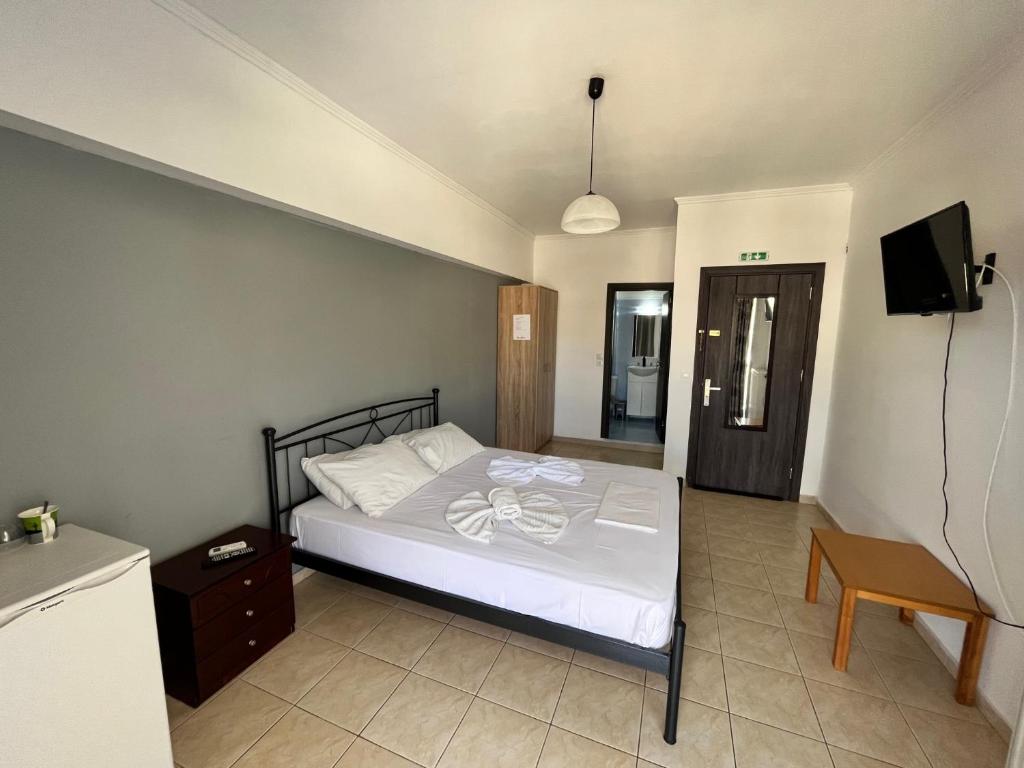 Postel nebo postele na pokoji v ubytování Lerna Rooms