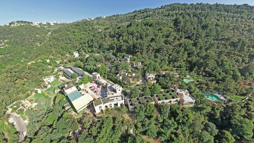 uma vista aérea de uma mansão numa montanha em Bkerzay em Baakleen