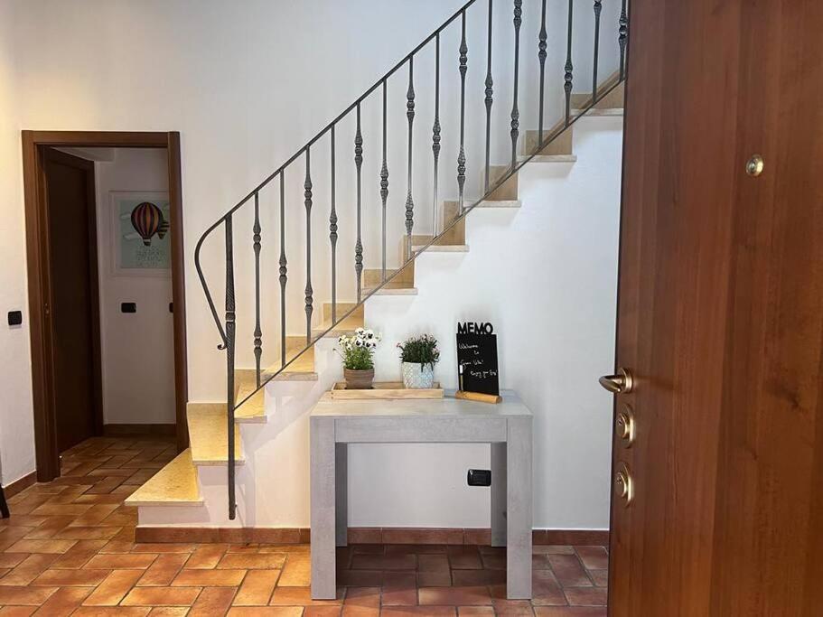 un escalier avec une table et deux plantes sur celle-ci dans l'établissement Green Villa - CityDoor, à Lacchiarella