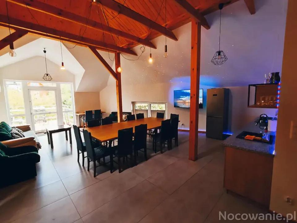 een eetkamer en een keuken met een tafel en stoelen bij Apartament in Oboźna Droga Masłów