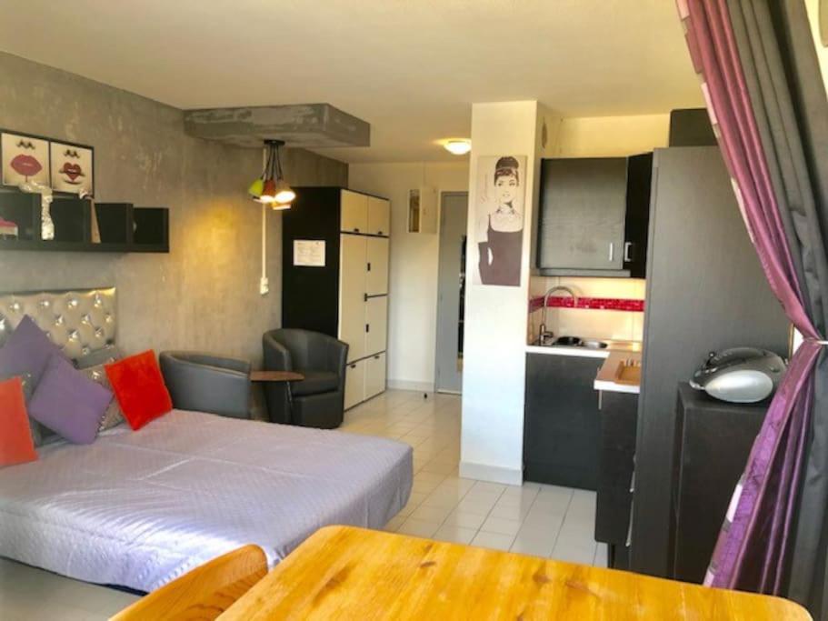 une petite chambre avec un lit et une cuisine dans l'établissement Studio 322, Port Vénus au village naturiste, au Cap d'Agde