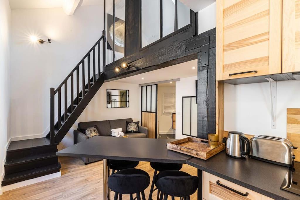 une cuisine et un salon avec une table et des chaises dans l'établissement 3 LEGOF - Charmant appartement 4 couchages centre Cannes, à Cannes